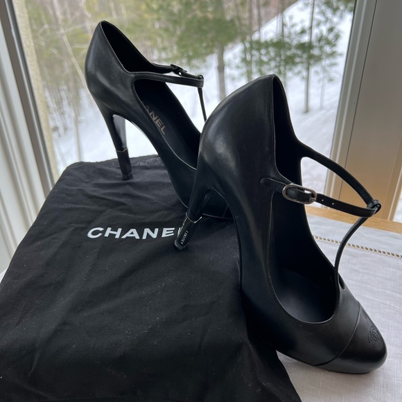 Chanel black 8.5, runs small can fit a 7.5 or 8, beautiful cuff around heel. - Picture 4 of 4